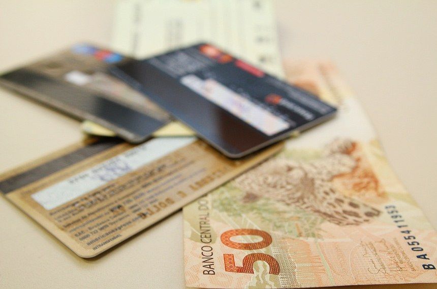 Nova lei autoriza a diferenciação de preços para compras em dinheiro ou cartão